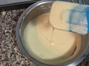 step10: 混勻後的麵糊很像鬆餅糊，呈流動濃稠狀。