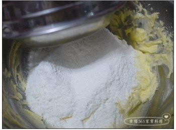 step9: 接著加入過篩的麵粉。