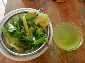step5: 然後用篩網過濾薑蔥渣，薑蔥水就做好了。