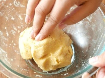 step5: 加入蛋黃混合物後混合成麵團。