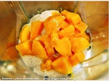 step3: 芒果去皮除籽，切成塊狀，與鮮奶一同放入至果汁機中。