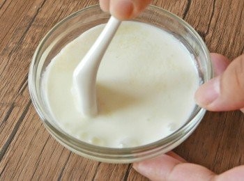 step2: 把魚膠粉和砂糖拌勻後加入牛奶(A)攪勻，然後待浸泡5分鐘。