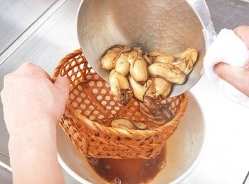 step5: 待牡蠣肉膨脹，且邊緣的皺褶縮緊後，倒入篩網，分離牡蠣與煮汁。
