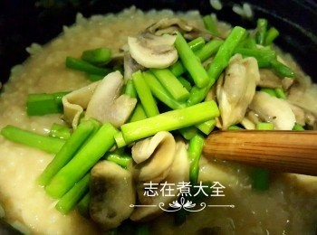 step5: 意大利飯煮至收汁及喜愛的生熟度後，熄火加入炒香的磨菇，露筍及松露油（可再加牛油及芝士碎）拌勻試味（我買的是芝士味，已含芝士粉，不用調味）