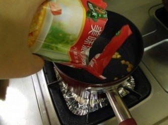 step5: 起湯鍋倒入適當的水加入得意的一天美味濃湯-火腿玉米攪拌粉末融化均勻，
