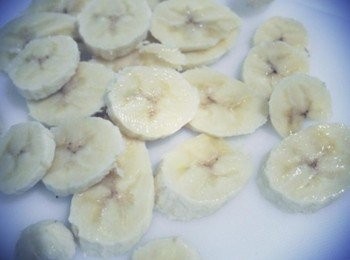 step1: 首先將雞蛋打散後過濾倒入牛奶混合~吐司放入牛奶蛋液浸泡備用!! 香蕉切成小小一片~~