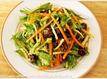 step4: 最後放入腰果與南瓜子，擠入起司醬後，將所有<span class="group_1">食材</span>全部拌勻。