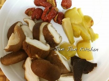 step1: <a href="https://bit.ly/2ZxapeY" target="_blank" data-keyword="雞扒" class="guide-link"><strong>雞扒</strong></a> <span style="display:inline-block;vertical-align:middle;margin-top:-3px;color:initial;border-radius:3px;padding:2px 3px;font-size:12px;line-height:14px;background:#87d300;color:#fff;">即買</span> 洗淨抹乾，用肉搥略剁鬆，於肉面平均用刀界幾下，但不用界斷，咁樣就連厚的地方都可以均勻熟透，然後切件。榨菜浸5分鐘洗淨切片。紅棗略洗去核。陳皮浸軟去瓤切半。鮮冬菇略浸用生粉水洗淨、榨乾水切半。