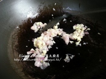 step6: 鑊中放少許油爆香蒜粒及乾蔥粒