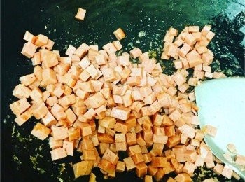 step4: 將鑊燒熱，加入2湯匙油，加入午餐肉爆香，約1分鐘(不斷炒)，盛起待用