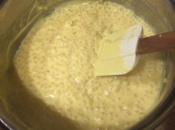 step3: 3)將剩下牛奶, 花奶, 糖及牛油煮再加入材料2至杰身即關火最後加入西米放入焗杯中