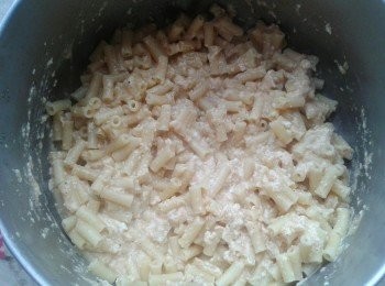 step3: 將通心麵與白醬拌勻，再煮一分鐘即成！