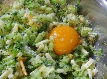 step2: 2. 把其他內餡材料與步驟⑴拌勻。