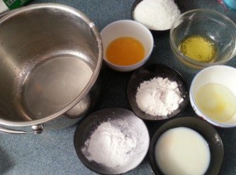 step8: 再將所有餡料加入糖水內,用手動打蛋器拌勻即可待用