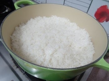 step7: 最後把熱飯置煲內舖平，舖上雞粒+ 蔬菜 +紫菜碎，以韓式豆辦醬拌食便可.　
(如想要飯焦， 只要在鑄鐵鍋內掃小許油才舖上熱飯， 放上配料， 蓋上煲蓋中火煮1-2分鐘便可, 時間長短影響焦的程度， 請自行調較。)