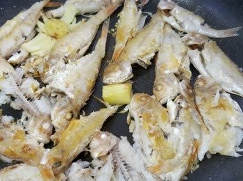 step3: 熱鑊落油，加薑片煎香紅衫仔。