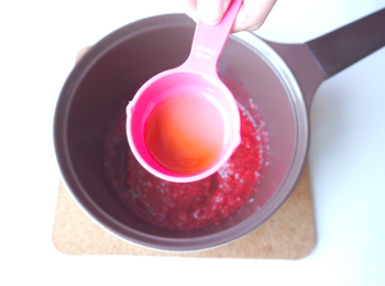 step4: 甜度方面可隨自己喜好調教，建議使用天然/非精製糖例如蜜糖、楓糖漿。精製糖（例如白糖）除了會令血糖飆升外亦會破壞骨膠原和引致痘痘! 所以要盡量少吃。