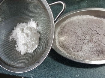 step4: 將4g可可粉,粟粉25g,低筋麵粉80g,高筋麵粉10g過篩,(可放於一起過篩)糖霜30g另外過篩備用