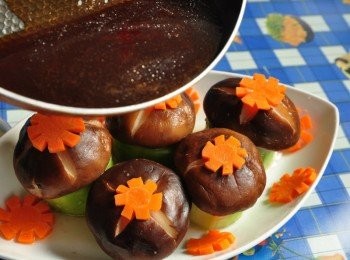 step10: 取出蒸好的香菇大黃瓜擺入盤中，再將醬汁淋入上層即可