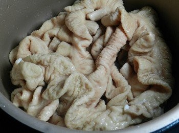 step1: 大腸先用麵粉與白醋洗淨，放入飛利浦智慧萬用鍋中