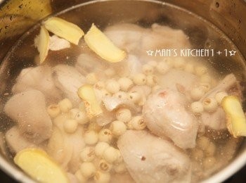 step3: 接著將雞肉、薑片、蓮子與水倒入鍋中，用大火煮滾。