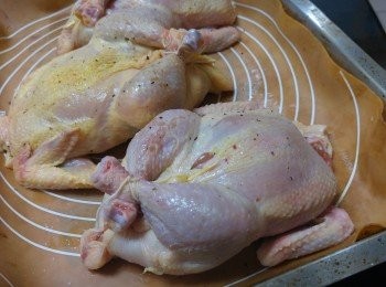 step7: 在雞的表面掃一層薄油， 再灑上小許海鹽及黑椒粒 （因雞本身已有味， 海鹽小許便可。)