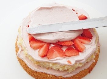 step5: 鋪好草莓後，再放上約40g奶油霜
將其抹開蓋住草莓，抹到隱約可看到草莓的程度即可。
<這裡要疊出3層>