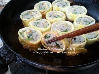 step9: 將魚卷除去保鮮紙再切件 , 放入鑊中用慢火慢慢煎至兩面金黃色