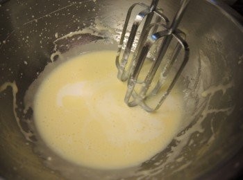 step5: 加入牛奶拌勻。