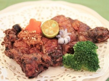 step2: 充分瀝油，上面灑一大匙的辣椒魚卵，配上酸桔即可