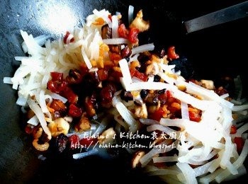 step9: 加入之前炒好的配料拌勻 , 加少許鹽及胡椒炒調味再拌勻