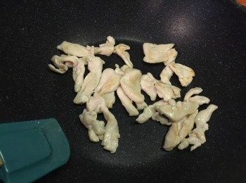 step2: 用中火分別炒雞肉同蝦仁至8成熟，上碟備用