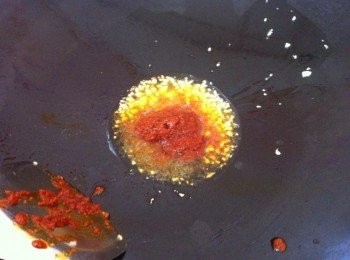 step2: 取出鍋加入1小匙食油，爆香蒜蓉蔥碎和sambal醬。