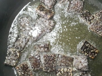 step1: 將米血切成適當大小~放入鍋中炸到表面酥脆起鍋備用