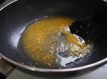 step4: 生粉及水先拌勻備用；在鑊裡煮滾橙汁、橙皮及糖，加生粉水勾茨，加入豬扒沾勻醬汁即可，上碟後以香橙片伴碟