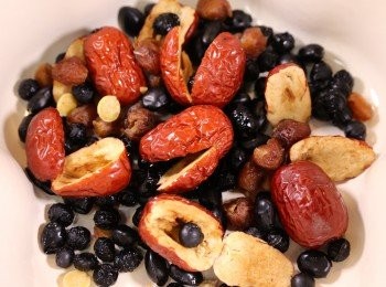 step1: 黑豆浸洗；紅棗去核