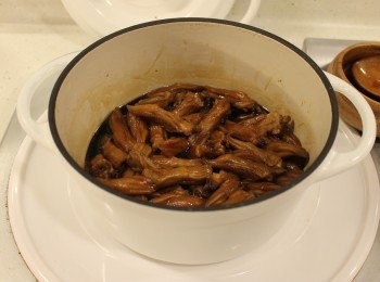 step4: 放入鴨舌煮滾後轉小火, 翻一翻鴨舌讓每隻鴨舌都沾上醬汁, 然後蓋上蓋煮15分鐘, 關火焗至入味