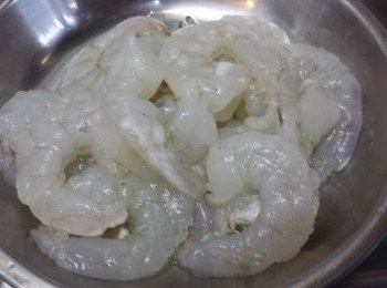 step1: 蝦仁溶雪後加<span class="group_3">醃料</span>醃15分鐘。