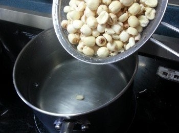 step2: 將蓮子煮30分鐘再焗30分鐘以上