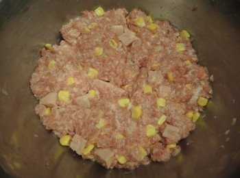 step4: 將豬肉用手壓平。