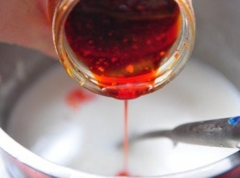 step4: 放入特製辣油(一般花椒辣油亦可)及七味粉熬煮10分鐘後