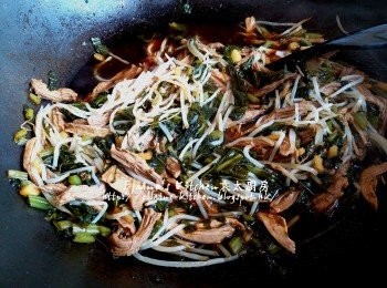 step11: 最後加入銀芽 , <span class="group_2">調味料</span>拌勻 , 加1碗水份量用中火煮滾後蓋上蓋轉慢火煮3分鐘