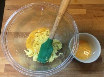 step2: 雞蛋分幾次加入。