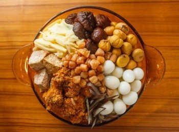 step4: 最後取一個容器將白菜鋪底上面放上其他所有的<span class="group_1">食材</span>，並加入步驟3的高湯，然後用中火蒸50~60分鐘就完成了。