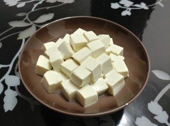 step1: 調好醬汁， 試味備用;   豆腐脫盒切粒； 放雪櫃1小時 （讓水份流出）