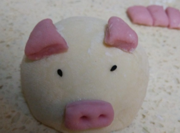 step8: 耳朵，眼睛，鼻子均用清水粘在白色麵團上。依次做好所有，靜置二次發酵15分鐘。