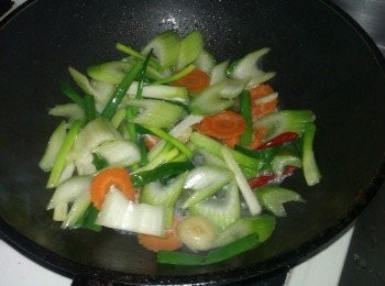 step5: 放一些水滾煮一下再撈起