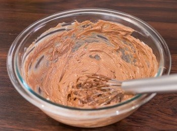 step3: 蛋糕體做法 – nutella層：加入nutella打勻。