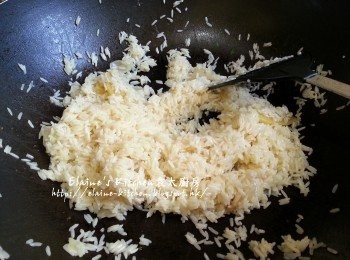 step10: 原鑊爆香之前盛起的薑片 , 蒜頭及乾蔥頭 , 加入白米及少許鹽兜勻