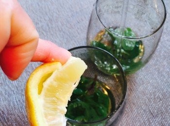 step2: 擠入檸檬汁，攪勻。